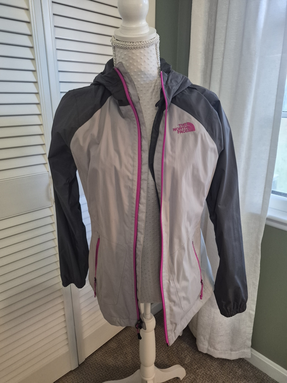 The North Face Women's Two-Tone Gray & Pink Lightweight Hooded Jacket